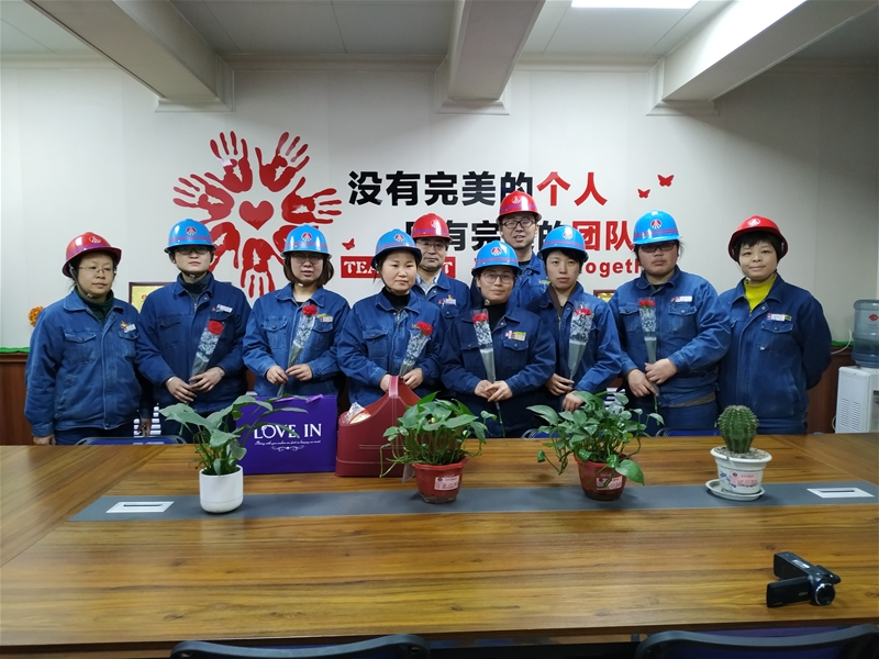 軋鋼廠領(lǐng)導(dǎo)干部走進(jìn)基層開展“三八”慰問(wèn)活動(dòng)
